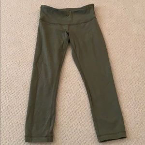 Cropped green lulu leggings